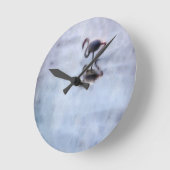 Famingo wandern im Heidelwasser Runde Wanduhr (Winkel)