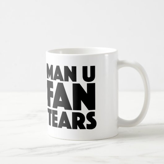 Fan des Mann-U zerreißt Tasse für Liverpool- u. (Rechts)