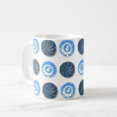 Fancy blaue Nähknöpfe auf weißem Muster Kaffeetasse (Vorderseite Links)