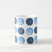 Fancy blaue Nähknöpfe auf weißem Muster Kaffeetasse (Mittel)