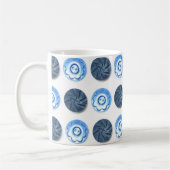 Fancy blaue Nähknöpfe auf weißem Muster Kaffeetasse (Links)