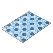 Fancy Blue Nähnäpfe auf hellblauem Muster Notizblock (Linke Seite)