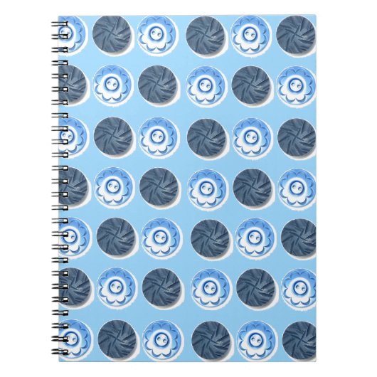 Fancy Blue Nähnäpfe auf hellblauem Muster Notizblock (Vorderseite)