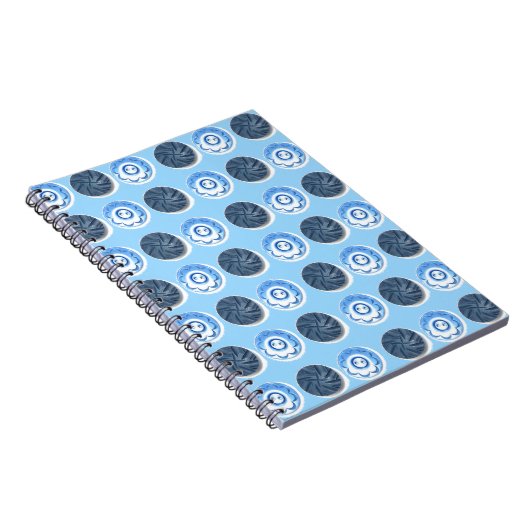 Fancy Blue Sewing Buttons on Light Blue Pattern Notizblock (Rechte Seite)