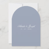 Fancy Dusty Blue Floral Boho Chic Arched Wedding Einladung (Rückseite)