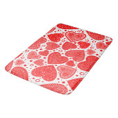 Fancy Red Hearts and Dots Pattern Badematte (Schrägansicht)