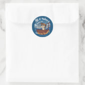 Fang des Glücks: Ein Whimsical Fish Adventure Runder Aufkleber (Tasche)