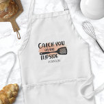 Fang dich auf dem Flipside Spatula Zitat Schürze<br><div class="desc">Fangen Sie auf der Flipside Spatel Zitat Erwachsenen Schürze. Niedliche Koch Schürze mit einem lustigen Kochen Spaß Zitat. Personalisieren Sie das Spaß-Design mit Ihrem eigenen Namen oder Text.</div>