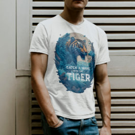 Fang eine Welle mit dem Tiger - Geschenk für Surfe T-Shirt