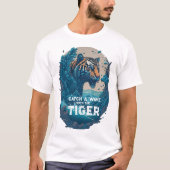 Fang eine Welle mit dem Tiger - Geschenk für Surfe T-Shirt (Vorderseite)
