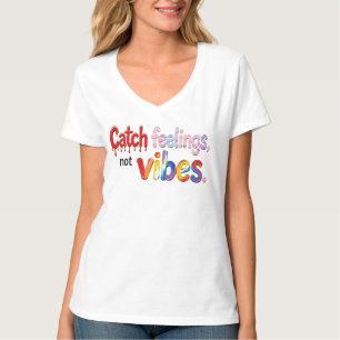 "Fange Gefühle, nicht Vibes." Tropfende rote Farbe T-Shirt