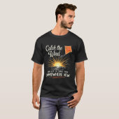 Fangen Sie den Wind - Saufende Kite Inspiration T-Shirt (Vorne ganz)