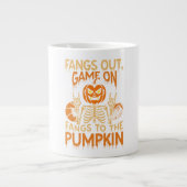 Fangs Out Game On Pumpkin Sports Halloween Jumbo-Tasse (Vorderseite)