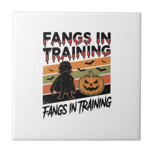 Fangzähne in Ausbildung Lustiges Vampir Halloween- Fliese