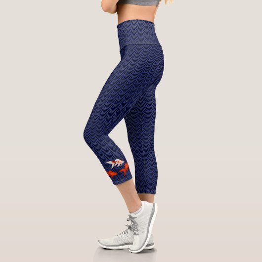 Fantail Goldfish über Seigaiha Wave Pattern Japani Capri Leggings (Links)