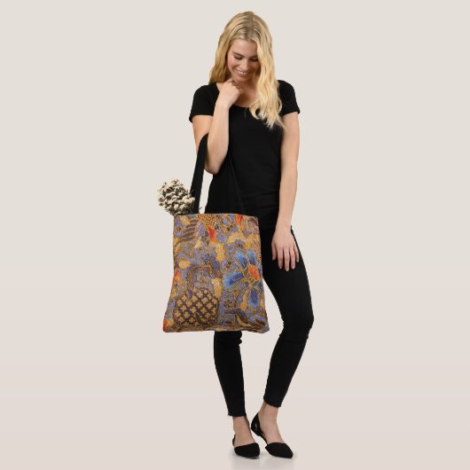 Fantasie-Batik Tasche (Am Model)