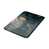 Fantasie in Twilight (von Edward Robert Hughes) Badematte (Schrägansicht)