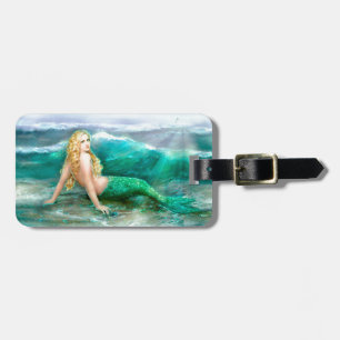 Fantasie-Meerjungfrau auf Ufer von Aqua-Blau-Meer Gepäckanhänger