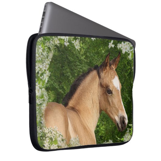 Fantasie-Pferde: Blumen Laptopschutzhülle (Vorne Rechts)