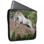 Fantasie-Pferde: Frühlings-Galopp Laptopschutzhülle (Vorne Rechts)