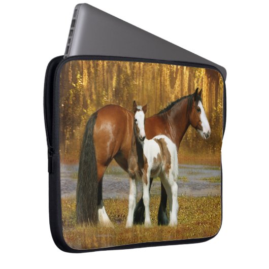 Fantasie-Pferde: Stute u. Fohlen Laptopschutzhülle (Vorne Rechts)