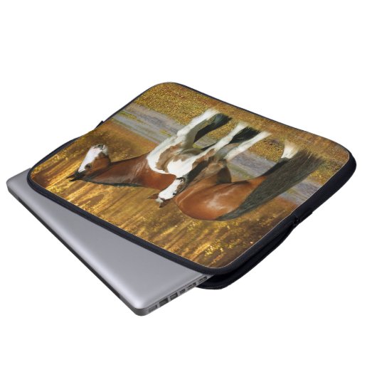 Fantasie-Pferde: Stute u. Fohlen Laptopschutzhülle (Vorne Knopf)