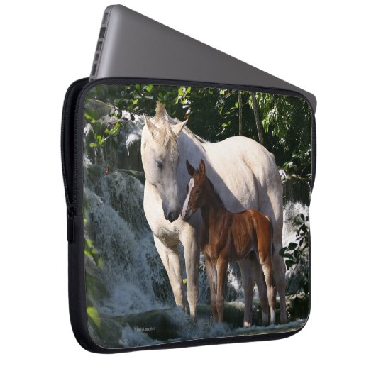 Fantasie-Pferde: Wasserfall Laptopschutzhülle (Vorne Rechts)