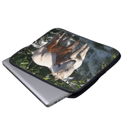Fantasie-Pferde: Wasserfall Laptopschutzhülle (Vorne Knopf)