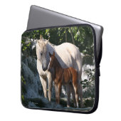 Fantasie-Pferde: Wasserfall Laptopschutzhülle (Vorderseite Links)