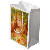 Fantasie Schöne Fee Herbst Frau. Natur. Mittlere Geschenktüte (Rückseite Schrägansicht)