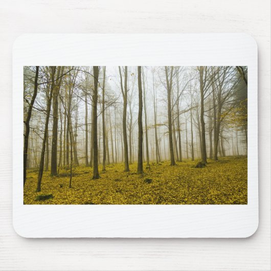 Fantasie-Wald mit Nebel und gelben Blättern Mousepad (Vorne)