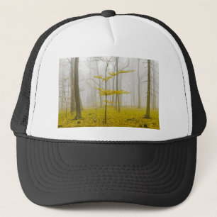 Fantasie-Wald mit Nebel und gelben Blättern Truckerkappe