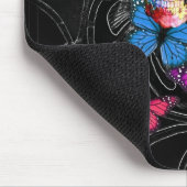 Fantasieschädel und farbige Schmetterlinge Mousepad (Ecke)