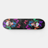 Fantasieschädel und farbige Schmetterlinge Skateboard (Horizontal)