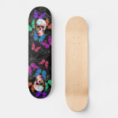 Fantasieschädel und farbige Schmetterlinge Skateboard (Vorderseite)