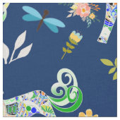 Fantasievolle Hörner und Libellen Stoff (Nahaufnahme)