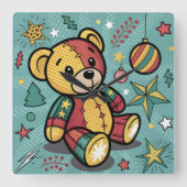 Fantasievoller Patchwork-Weihnachts-Teddybär Quadratische Wanduhr (Vorderseite)
