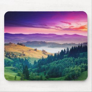 Fantastische Bergwelt am Morgen. überwältigt Mousepad