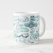 Fantastische Bestien blaues Muster Jumbo-Tasse (Vorderseite Rechts)