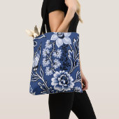Fantastische Blumen (Blau) Fine Art Tasche (Von Nahem)