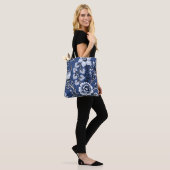 Fantastische Blumen (Blau) Fine Art Tasche (Am Model)