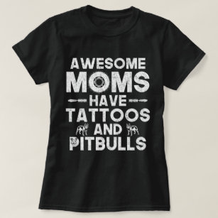 Fantastische Mamas haben Tätowierungen und T-Shirt
