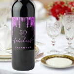 Fantastischer Geburtstag schwarzer lila Glitzer el Weinetikett<br><div class="desc">Für eine moderne,  trendige und glamouröse 50. Geburtstagsfeier (oder jedes Alter). Ein klassisch eleganter schwarzer Hintergrund mit dunkelfarbenen lila Imitaten Glitzer-Tropfen,  Maltropfen aussehen. Mit dem Text: 50 und fabelhaft. Personalisieren und einen Namen hinzufügen. Lila Text. Das Wort Fabulous wird mit einem modernen handgeschriebenen Stilskript mit Swashes geschrieben.</div>