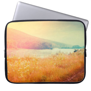 Fantastischer nebeliger Fluss mit frischem Gras in Laptopschutzhülle