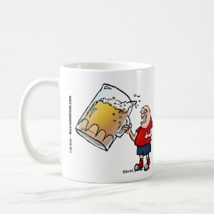 Fantastischer Typ mit nur einer großen Bier-Tasse Kaffeetasse