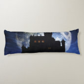 Fantasy-Burg in der Nacht Seitenschläferkissen (Rückseite)