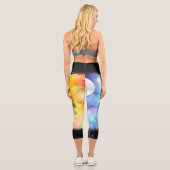 Fantasy farbiger Sonnenuntergang mit schwarzen Sil Capri Leggings (Rückseite)