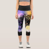 Fantasy farbiger Sonnenuntergang mit schwarzen Sil Capri Leggings (Vorderseite)
