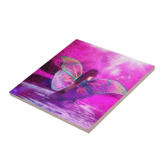 Fantasy-Fee im Fluss im lila Wald Fliese (Seite)