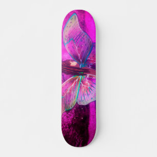 Fantasy-Fee im Fluss im lila Wald Skateboard